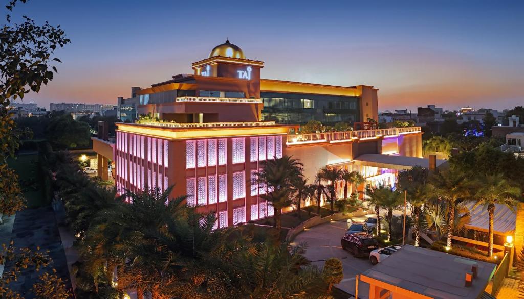 Escorts near Taj Hotel And Convention Centre Telipara Agra