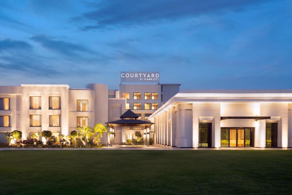 Escorts near Courtyard By Marriott Hotel Taramandal Gorakhpur